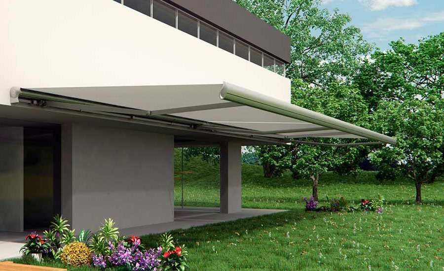 Toldo1 Gran toldo en terraza ajardinada