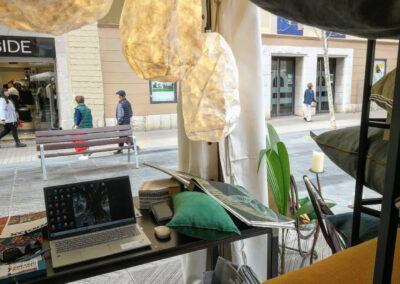 Showroom botiga, mostres i mostraris, aparadors moderns i atractius, coicins i butaques de tapiceria