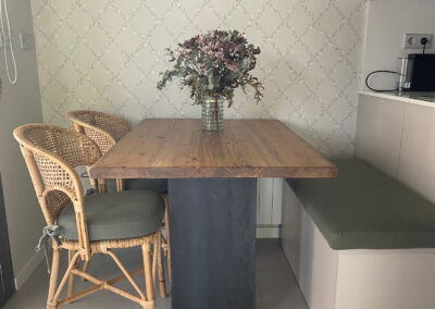 Papel pintado, clásico suave, con sofá Luís XV color crema con almohadas tonos dorados